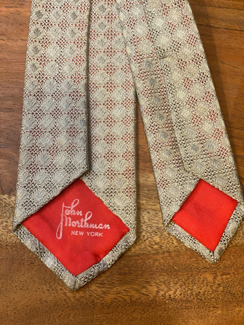 Back of Vintage John Northman New York Tie Silver / Gray mesh silk knit tie over coral color silk backing
