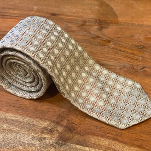 Front of Vintage John Northman New York Tie Silver / Gray mesh silk knit tie over coral color silk backing Hand tailored loomed in Italy