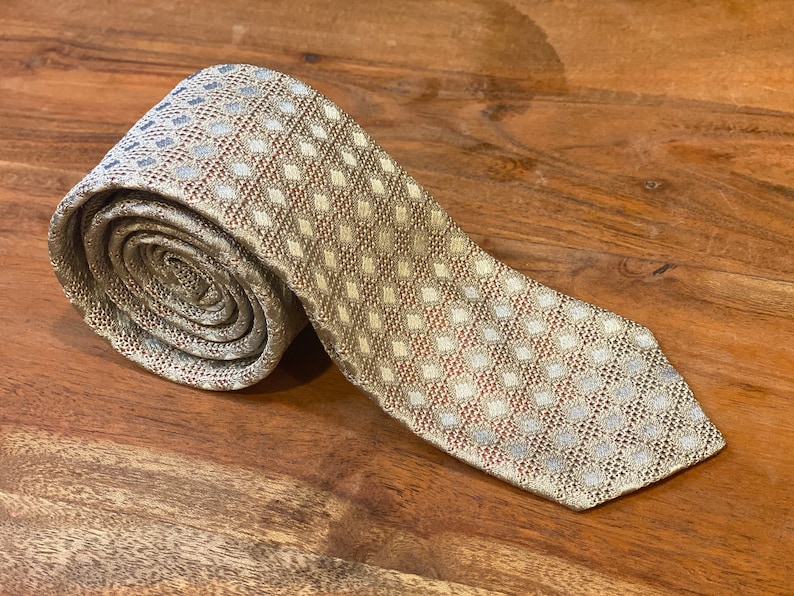 Front of Vintage John Northman New York Tie Silver / Gray mesh silk knit tie over coral color silk backing Hand tailored loomed in Italy