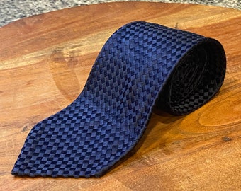 Cravatta vintage anni '60 in seta blu scuro con trama a quadri lucida lunga 52 pollici