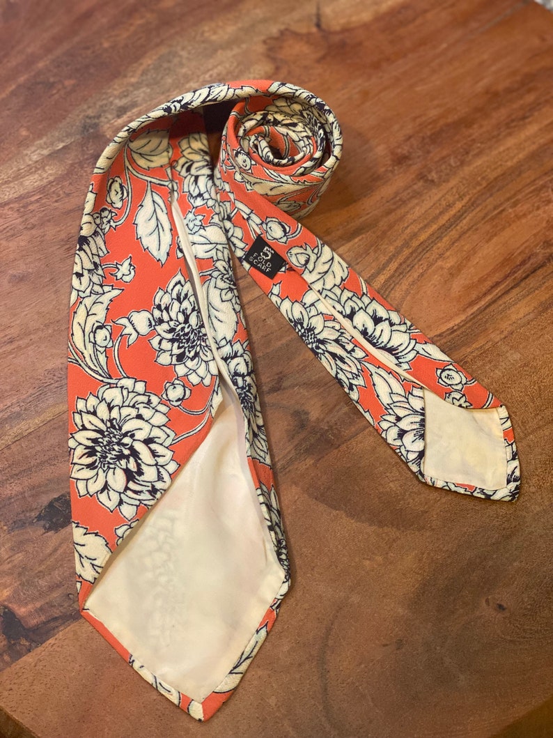 Cravatta in crepe di seta vintage anni '40 con stampa floreale a crisantemo in crema su arancione con contorno nero e riflessi blu-grigi immagine 7