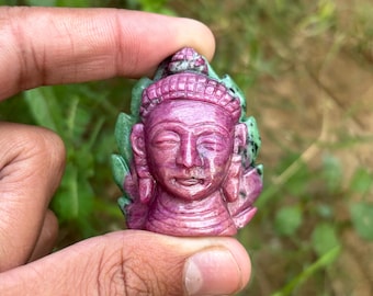 Profondo!! Statua di testa di Buddha in rubino naturale ~ Raro idolo di Buddha in pietra preziosa intagliato a mano ~ Splendida scultura sul retro in zoisite
