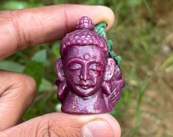 Statua di testa di Buddha in rubino naturale lucido dal colore intenso ~ Raro idolo di Buddha in pietra preziosa intagliato a mano ~ Retro con splendida foglia intagliata in zoisite