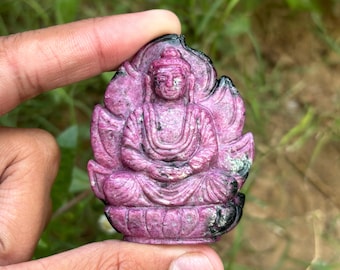 Statua del Buddha Gautama in pietra preziosa rubino da 325 carati intagliata a mano