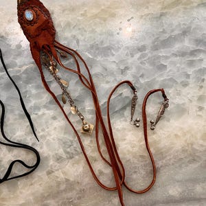 Handgefertigte Dread Wraps aus Leder und Metall