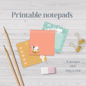 Pode incluir: Blocos de notas imprimíveis com ilustrações de gatos em tons de pêssego, amarelo e verde-azulado. Os blocos de notas medem 7,6 x 7,6 cm e apresentam uma variedade de designs, incluindo corações e páginas pautadas. Dois lápis, uma borracha rosa e branca e clipes dourados também são visíveis.