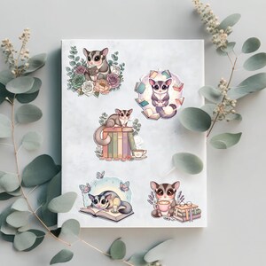 Puede incluir: Una colección de ilustraciones en acuarela con petauros del azúcar. Los petauros del azúcar se representan con libros, flores y regalos. La paleta de colores incluye tonos pastel suaves y tonos tierra, creando una estética caprichosa y encantadora.