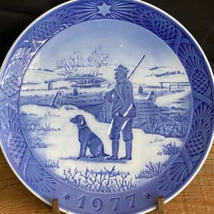 Vintage 1977 Royal Copenhagen &#39;Immervad Bridge&#39; Hunter & Dog Decorative Plate (V425)