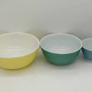 Vintage Pyrex Yellow, Green, Blue Bowl Set of Three (V9110)