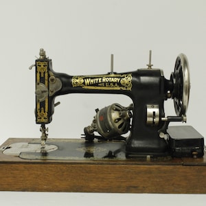 Vintage White Rotary USA Sewing Machine in Original Case (V7322)