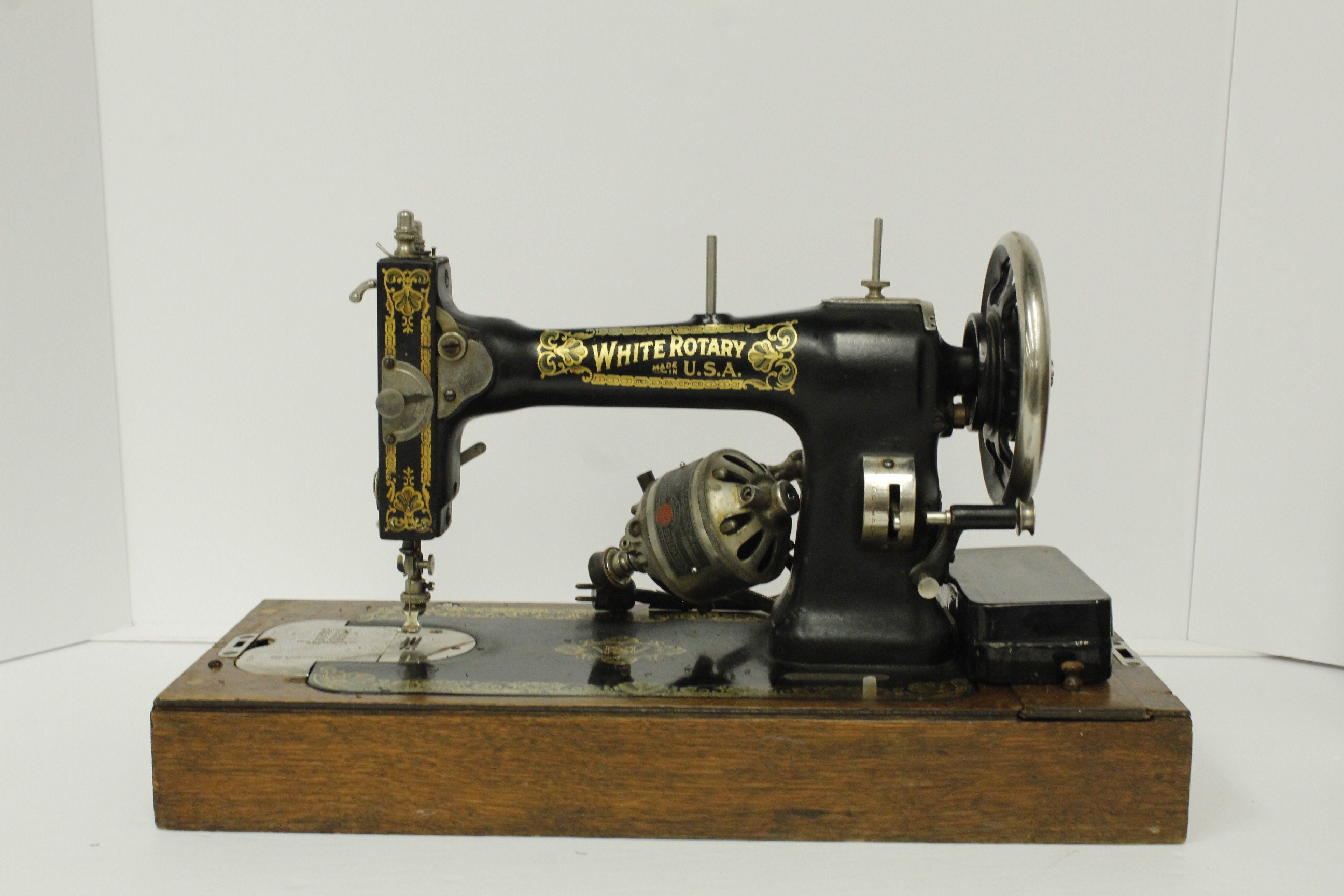 Máquina de coser eléctrica con 200 diseños de puntadas distintos y  accesorios incluidos blanco 60 W Jata