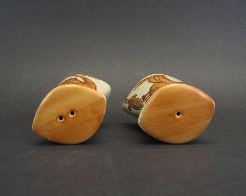 Vintage Studio Anna Indigenous Kangaroo Art Salt /& Pepper Shakers E10500