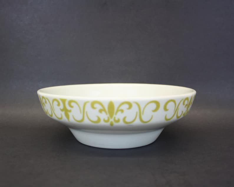 E1916 Vintage White Serving Bowl w Mustard Green Fleur De Lis Pattern