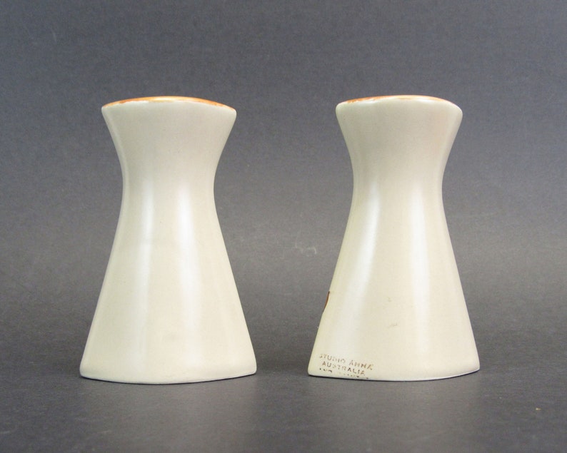 Vintage Studio Anna Indigenous Kangaroo Art Salt /& Pepper Shakers E10500