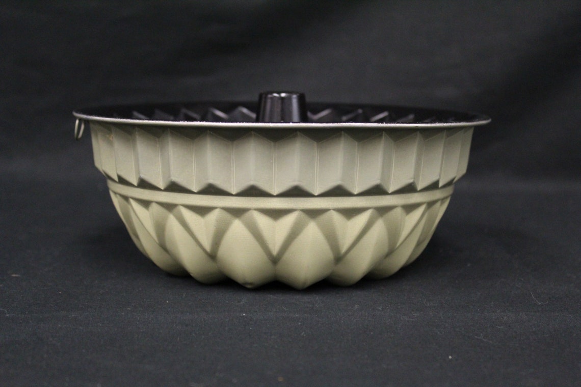 Vintage Ornate Metal Bundt Cake Pan With Tan Ombre Exterior Etsy