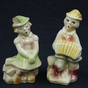 Vintage Alps Man & Woman Accordion Ceramic Salt and Pepper Shakers with Cork (V6950)