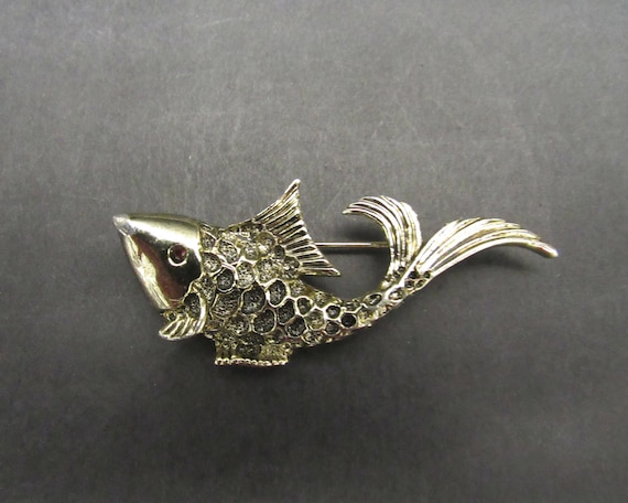 Vintage Goldtone Fish Novelty Brooch (E10153) - image 1