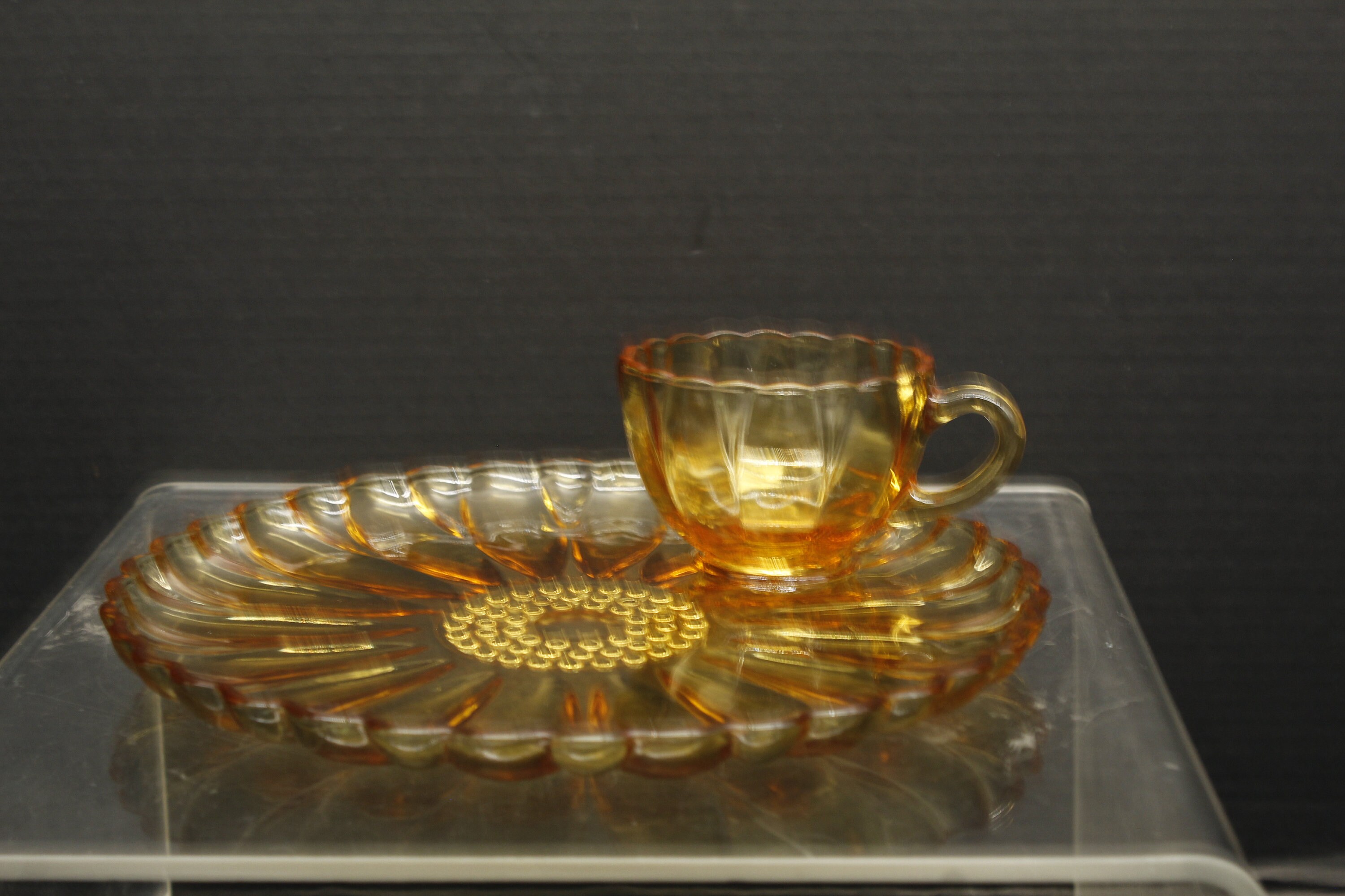Vintage Hazel Atlas Daisy Granada Gold Snack Set (S591) - Etsy