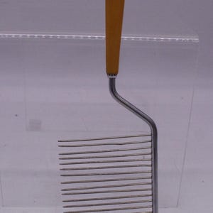 Vintage Mustard Yellow Handle Art Deco Bakelite Angel Food Cake Cutter, Server, Cake Breaker 1940&#39;s (S2150)