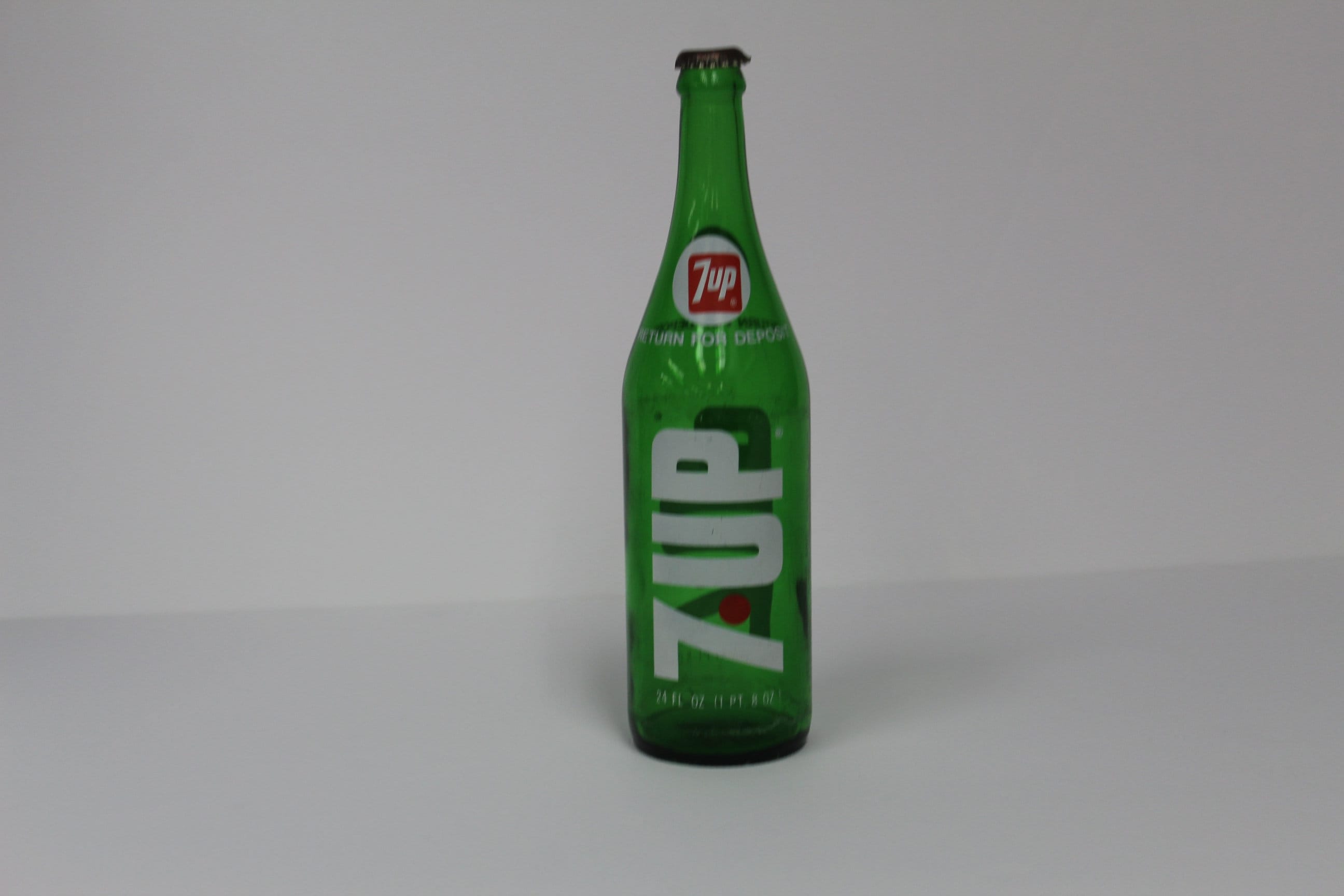 7UP ヴィンテージバンク Vintage 7UP 24oz Green Glass Soda Pop Bottle With Cap (V1392
