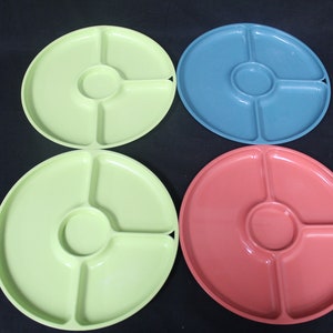 Vintage Four Plastic Colored Sectioned Picnic Plates W/ Four Matching Cups (V5104)