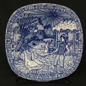 Vintage 1970 Rorstrand Sweden Christmas Holiday Blue Plate (V5292)