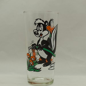 Vintage Warner Bros 1976 Pepsi Glass Daffy Duck & Pepe Le Pew (V7697)