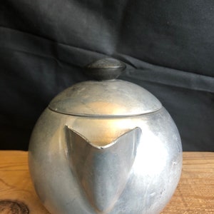 Vintage Mirro Round Aluminum 1.5 Quart Tea Pot with Black Handle & Lid  (V421)