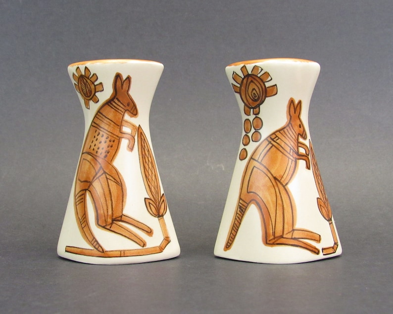 Vintage Studio Anna Indigenous Kangaroo Art Salt /& Pepper Shakers E10500