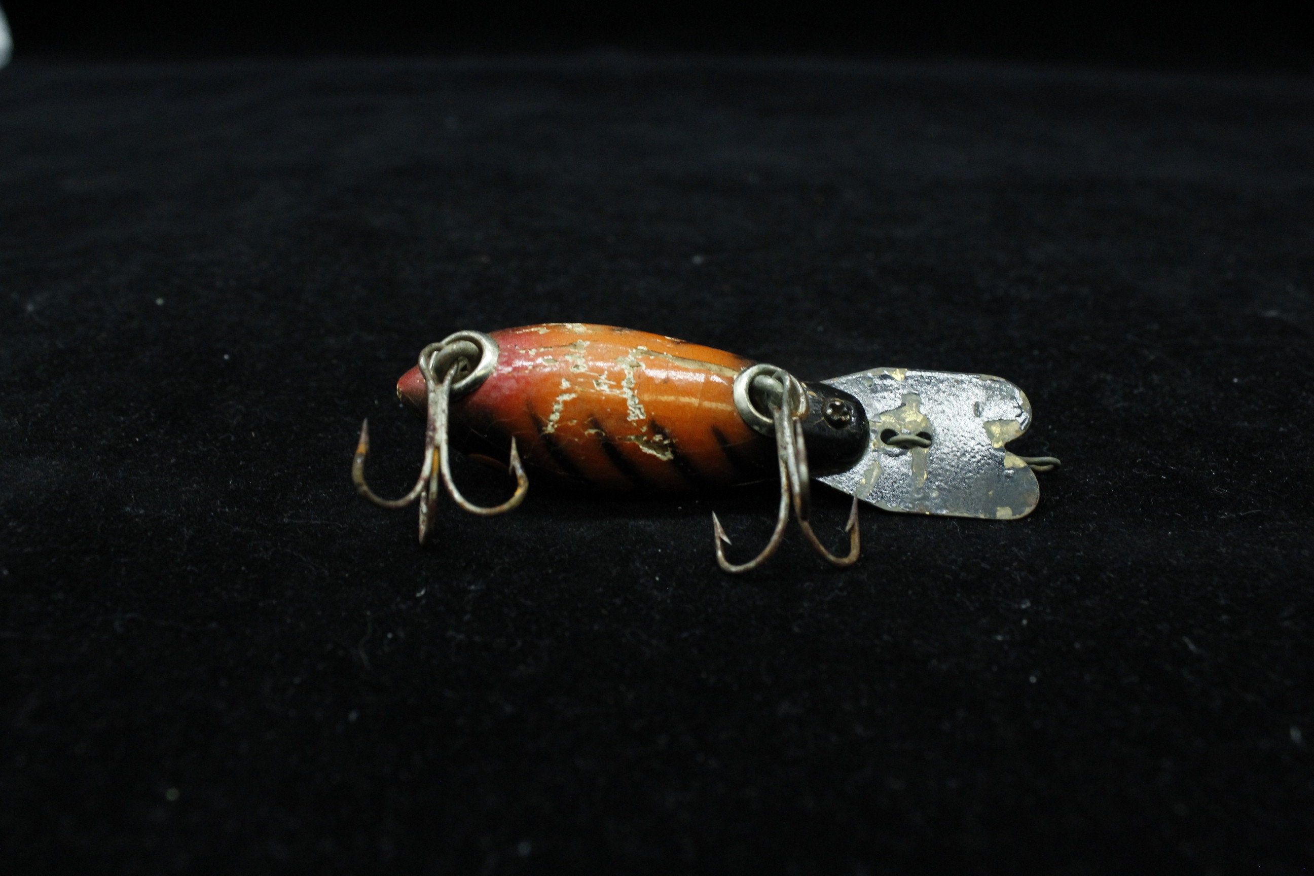 Leurre De Pêche Ancien Bomber Années 60 - Oeil Orange, Côtes Jaunes Et Noires - USA