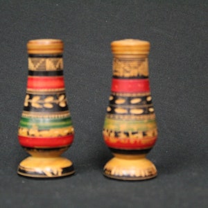 Vintage Wooden Salt and Pepper Shakers (V6285)