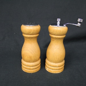 Vintage Olde Thompson Blonde Wood Set of Two Salt & Grinder as is (V1934)