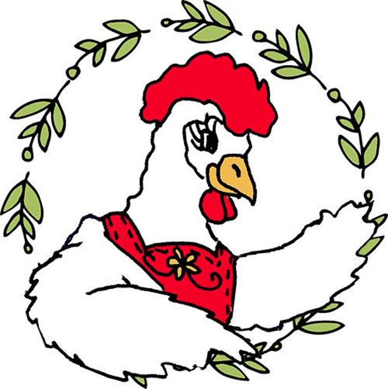Puede incluir: Ilustraci&oacute;n caprichosa de una gallina blanca con cresta, barbilla y chaleco rojos. La gallina est&aacute; rodeada por una corona de hojas verdes. El chaleco de la gallina tiene un dise&ntilde;o de flor amarilla.