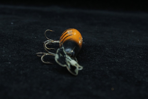 Leurre De Pêche Vintage Bomber Années 60 – Bois – Oeil Orange, Côtes Noires – Rare