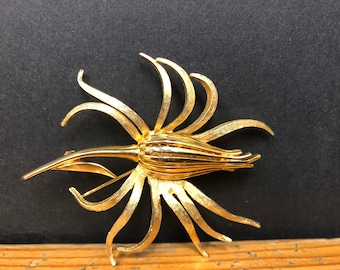 【Llife】BOTTON BROOCH Llife Button Brooch Gold Tone Unused in Box Jewelry