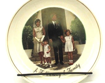 Vintage Kennedy Family Collector 1960s Plate Featuring Jackie, John & Caroline (S3400)