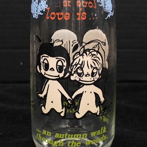 Vintage Love is… Autumn Walks, Tickling His Nose 1975 Glass (S2776)
