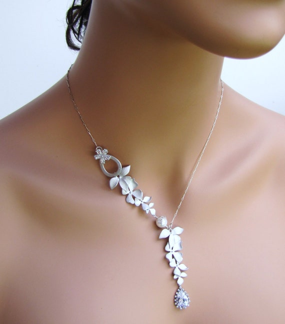 Items similar to Simple asymmetric lariat necklace with pearls & silver