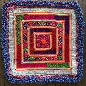 Vintage geometrische Kuchi Tribal Textil – handbestickter Aufnäher aus Afghanistan