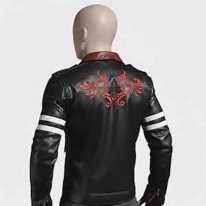 Könnte beinhalten: Schwarze Lederjacke mit rotem Kragen und rotem Stickmuster auf dem Rücken. Die Jacke hat weiße Streifen auf den Ärmeln.