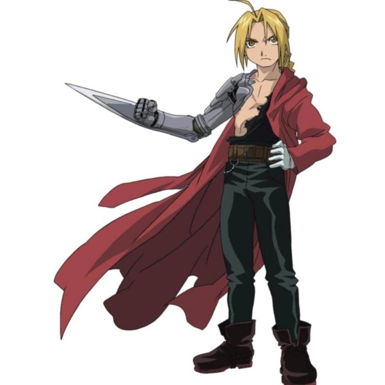 Puede incluir: Personaje de anime con cabello rubio y abrigo rojo. El personaje viste una camisa negra, pantalones oscuros y botas negras. Un brazo met&aacute;lico se extiende desde el hombro izquierdo del personaje, sosteniendo una cuchilla. El personaje posa sobre un fondo blanco.