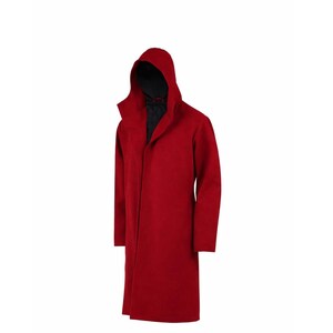 Puede incluir: Un abrigo largo con capucha rojo con forro negro. El abrigo tiene un dise&ntilde;o simple y aerodin&aacute;mico, una longitud larga y una capucha que cae sobre los hombros. Est&aacute; hecho de una tela lisa de color s&oacute;lido.