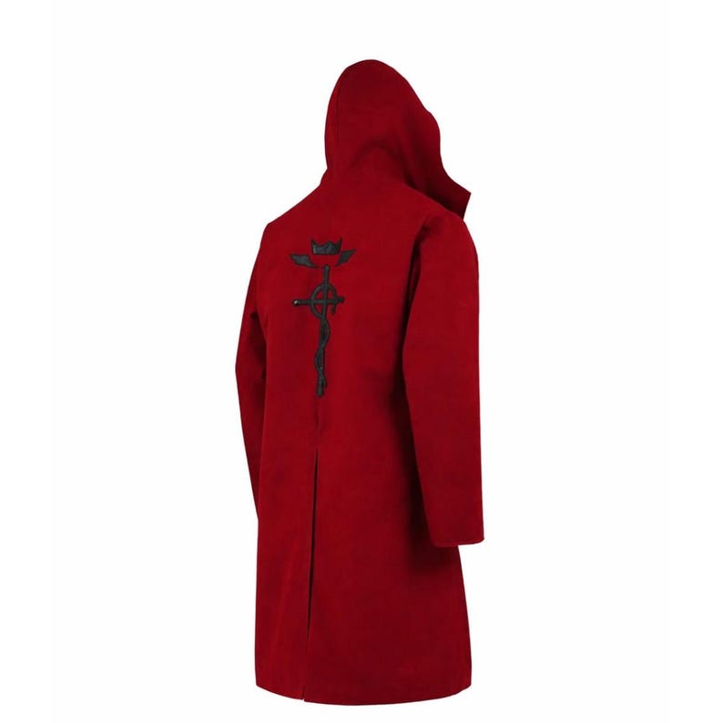 Puede incluir: Abrigo largo rojo con capucha y un s&iacute;mbolo negro bordado en la espalda. El abrigo tiene un dise&ntilde;o sencillo con una silueta larga y fluida. La capucha est&aacute; adjunta y el abrigo est&aacute; hecho de un material liso y s&oacute;lido.