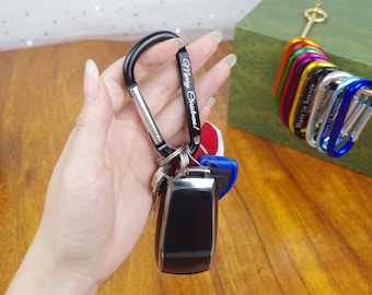 Llavero estilo mosquetón grabado a láser de doble cara. Regalo para él, boda o el Día del Padre.