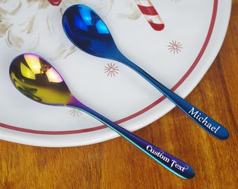 Cuchara de postre iridiscente grabada a láser personalizada / Regalo personalizado de acero inoxidable / Regalo de cumpleaños, Navidad o inauguración de la casa