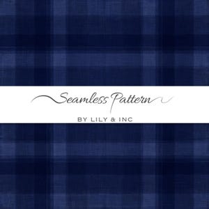 Op de afbeelding: Een naadloos patroon in marineblauw, met een ruitontwerp. Het patroon heeft een aquareleffect, met zachte randen en een getextureerde uitstraling. De tekst "Seamless Pattern" en "BY LILY & INC" worden in het wit weergegeven.