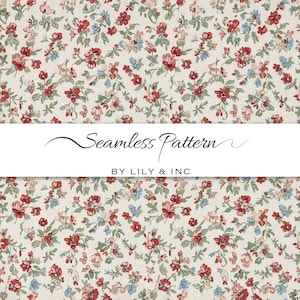 Pode incluir: Um padrão floral sem costura com pequenas flores vermelhas, azuis e rosa e folhas verdes em um fundo creme. O texto "Seamless Pattern" e "BY LILY & INC" são exibidos em branco.