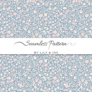 Può includere: Un motivo floreale senza cuciture di colore azzurro chiaro, con piccoli fiori rosa e bianchi. Il testo "Seamless Pattern" è visualizzato in corsivo, con "BY LILY & INC" sotto.