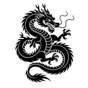 Può includere: Illustrazione di un drago nero su sfondo bianco. Il drago è raffigurato in una posa dinamica, con il corpo avvolto e gli artigli estesi. Il drago ha squame dettagliate, una lunga coda e un'espressione feroce.