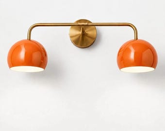 Lámpara de tocador moderna de 2 luces para baño, aplique de pared con pantalla de cúpula colorida, lámpara de espejo de latón de mediados de siglo, iluminación contemporánea tipo hongo